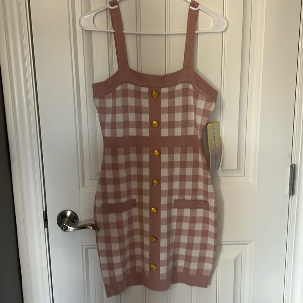 Coco and Shay brand pink gingham sweater dress with pockets. Size medium.
